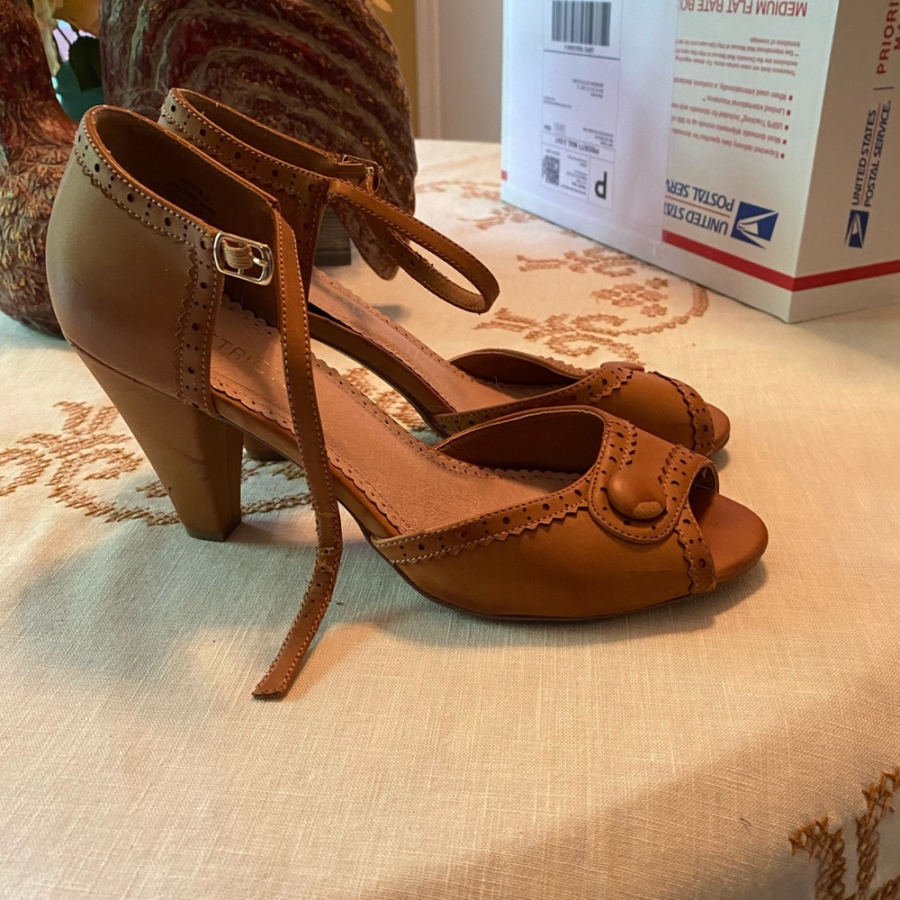 Cute size 8 1/2 pumps… Only worn a couple of times. Pretty great condition.